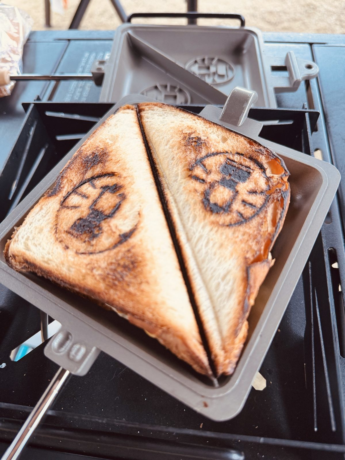ロゴの焼き目がついたホットサンドをホットサンドメーカーで焼いたところ